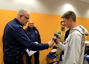 zastępca bytomskiego komendanta wręczający puchar zwycięskiej drużynie