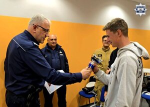 zastępca bytomskiego komendanta wręczający puchar zwycięskiej drużynie