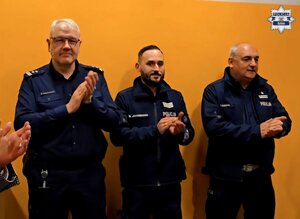 widzimy trzech policjantów bijących brawa
