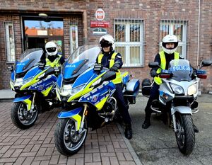 trzech policjantów siedzących na motocyklach służbowym