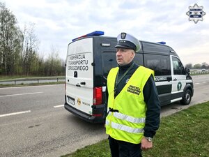 pojazd i funkcjonariusz Inspekcji Transportu Drogowego