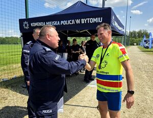 bytomski komendant gratuluje trzymając dłoń jednego z biegaczy