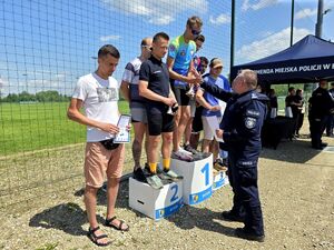 wręczanie nagród biegaczom stojącym na podium