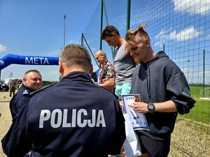 wręczanie nagród przez komendanta biegaczom stojącym na podium