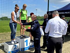 wręczanie nagród przez komendanta i prezydenta miasta Bytomia biegaczom stojącym na podium