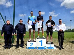 trzech biegaczy stojących na podium obok bytomski komendant i kolejny mundurowy z drugiej strony prezydent miasta Bytomia