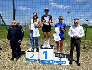 trzy biegaczki stojące na podium obok bytomski komendant z drugiej strony prezydent miasta Bytomia