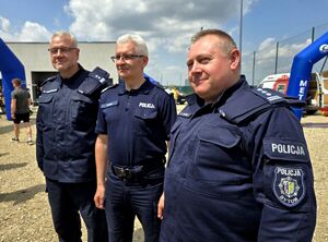 pozujący do zdjęcia i stojący obok siebie mundurowi, komendant wojewódzki, miejski i jego zastępca