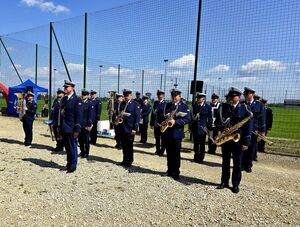 orkiestra policyjna, policjanci z instrumentami w trakcie występu