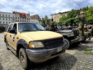 pojazdy militarne i zgromadzone osoby