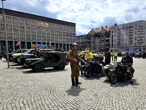 pojazdy militarne i zgromadzone osoby