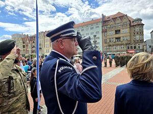 zastępca bytomskiego komendanta salutuje i śpiewa, dookoła zgromadzone na rynku osoby