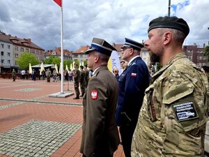 trzech mundurowych w tym bytomski zastępca komendanta na rynku