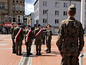 uczniowie klas mundurowych w strojach moro ustawieni na rynku składają ślubowanie