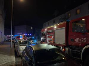 wozy strażackie na ulicy przy budynkach