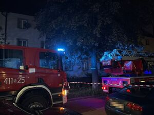 wozy strażackie przy budynkach