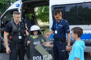 policjanci prezentują policyjny sprzęt