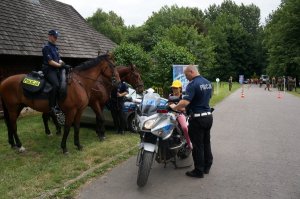 dziewczynka siedzi na policyjnym motocyklu