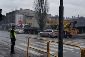 Policjanci kierują ruchem