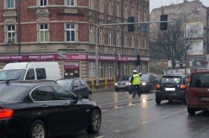 Policjanci kierują ruchem