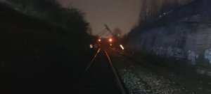 Uszkodzony słup trakcji kolejowej