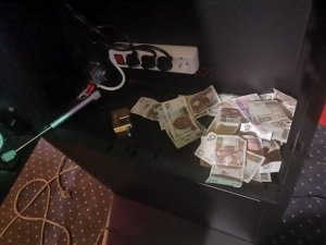 Pieniądze ujawnione wewnątrz automatów