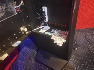 Pieniądze ujawnione wewnątrz automatów