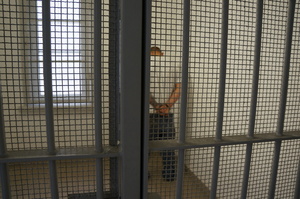 mężczyzna w pomieszczeniu dla zatrzymanych-zdjęcie poglądowe.