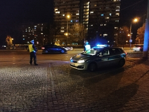 Zdjęcie przedstawia policjantów drogówki zabezpieczających drogi dojazdowe do Parku Śląskiego