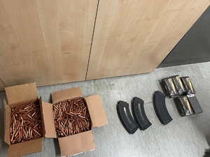 Zdjęcie przedstawia amunicję oraz magazynki do broni
