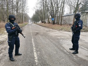 Zdjęcie przedstawia dwóch policjantów na terenie Parku Śląskiego biorących udział w ćwiczeniach