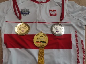 Zdjęcie przedstawia zdobyte medale oraz koszulkę mistrzyni Polski