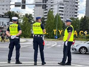 Zdjęcie przedstawia trzech policjantów ruchu drogowego