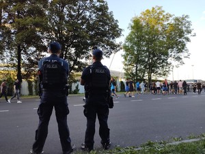 Zdjęcie przedstawia policjantów prewencji w Parku Śląskim