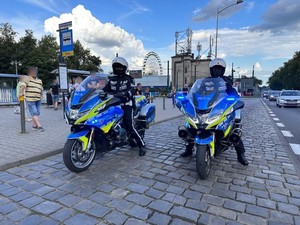 Zdjęcie przedstawia dwóch policjantów na motocyklach
