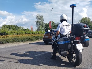 Zdjęcie przedstawia policjanta drogówki na motocyklu