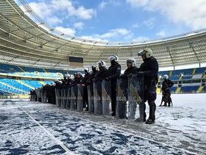 Zdjęcie przedstawia policjantów na płycie Stadionu Śląskiego