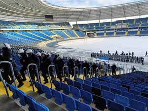 Zdjęcie przedstawia policjantów na trybunach Stadionu Śląskiego