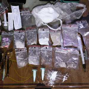 Zdjęcie przedstawia narkotyki znalezione przez policjantów