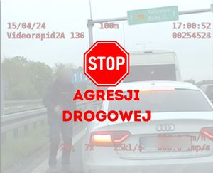 Zdjęcie przedstawia pojazdy, które zatrzymały się na Drogowej Trasie Średnicowej z napisem STOP AGRESJI DROGOWEJ