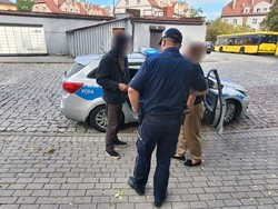 Zdjęcie przedstawia policjanta pracowniczkę oraz osobę w kryzysie bezdomności