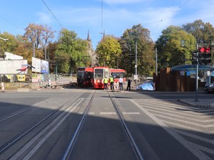 Zdjęcie przedstawia policjantów podczas oględzin tramwaju