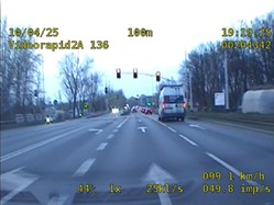 Na zdjęciu widok z policyjnego radiowozu na zarejestrowane wykroczenie