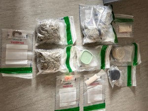 Na zdjęciu przejęte przez policjantów narkotyki