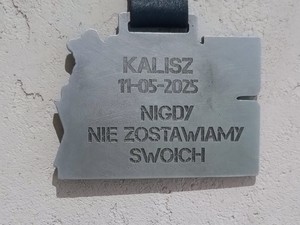 Na zdjęciu medal z napisem 11-05-2025 kalisz. Nigdy nie zostawiamy swoich