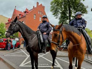 Na zdjęciu dwaj policjanci na koniach