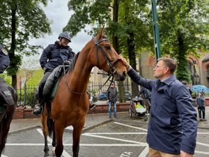 Na zdjęciu Prezydent Miasta głaszczący głowę konia na którym siedzi policjantka