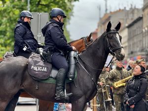 Na zdjęciu dwa konie z siedzącymi na nich policjantami