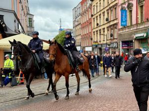 Na zdjęciu  dwaj policjanci na koniach i ludzie uczestniczący w przemarszu