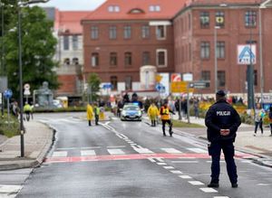 Na zdjęciu policjant stojący przed przejściem dla pieszych